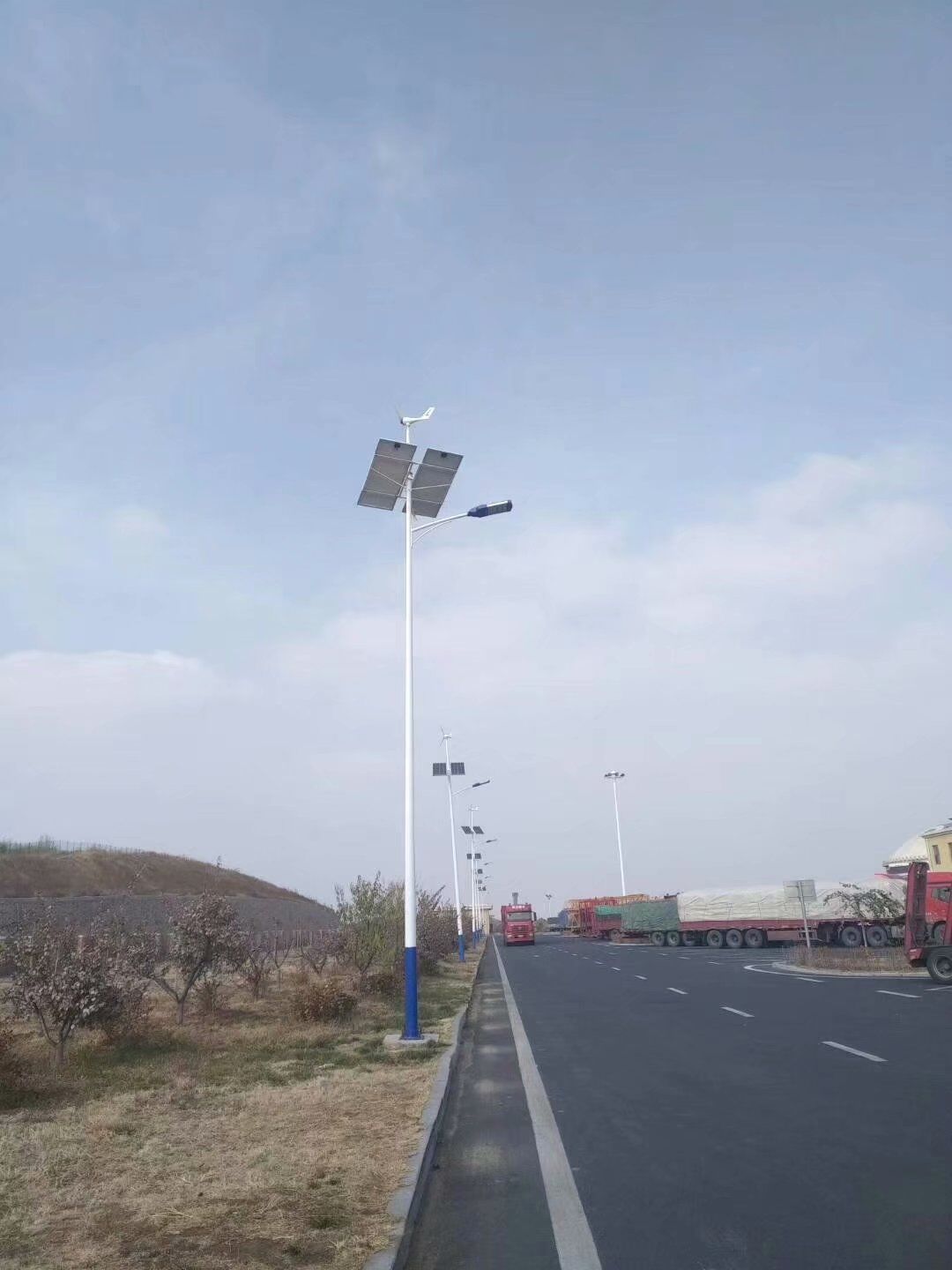 南京歐陸電氣風光互補照明系統(tǒng)，設備配置功率300W.jpg