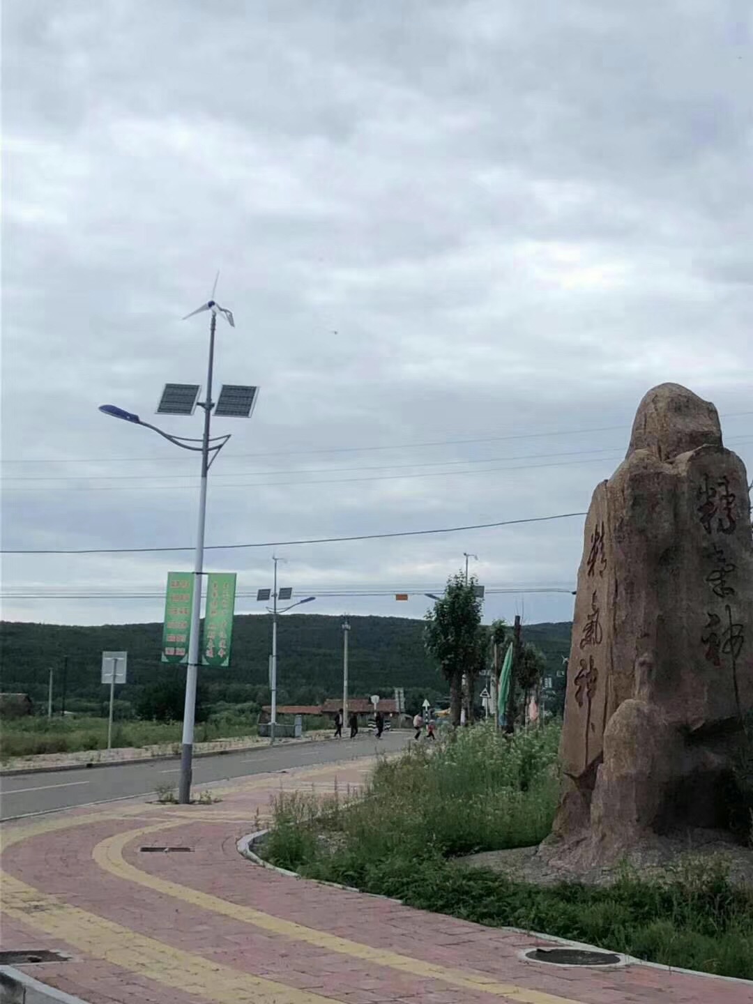 南京歐陸300W風(fēng)光互補發(fā)電系統(tǒng)成功應(yīng)用在內(nèi)蒙道路上.jpg